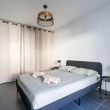 Charming 2-room In Lavandou, Terrace, Parking, Air Conditioning Apartament